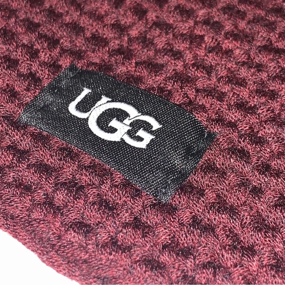 NWT UGG Yarn Pompom Knit Beanie IN PORT (O/S) - Picture 3 of 9